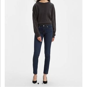 NWT Levi’s 711 Skinny dark wash jeans